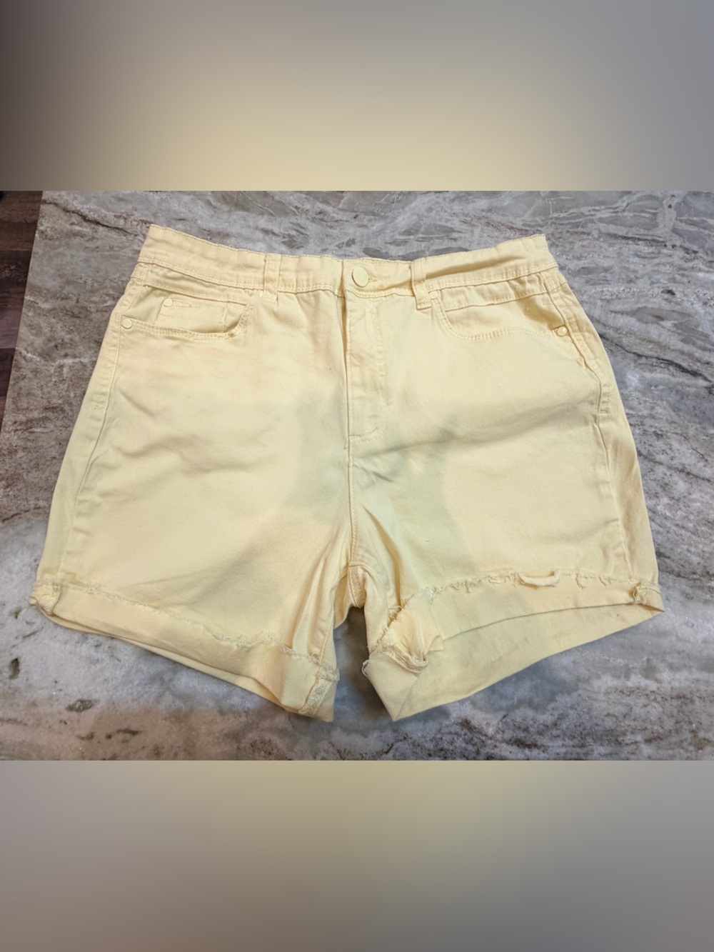 Gloria Vanderbilt Avery Yellow Distressed Capri Shorts Women’s Size 14